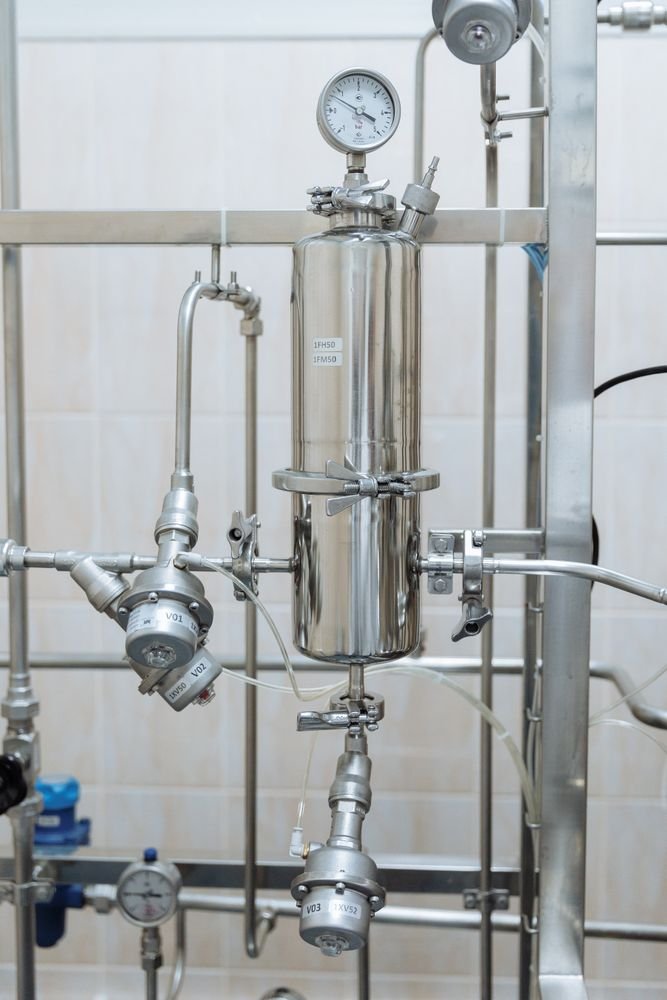 Raccord et tuyau en inox avec manomètre sur une installation de plomberie, illustration d'un boîtier anticalcaire sur canalisation