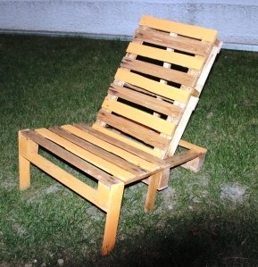 Chaise longue en palette de bois terminée dans un jardin