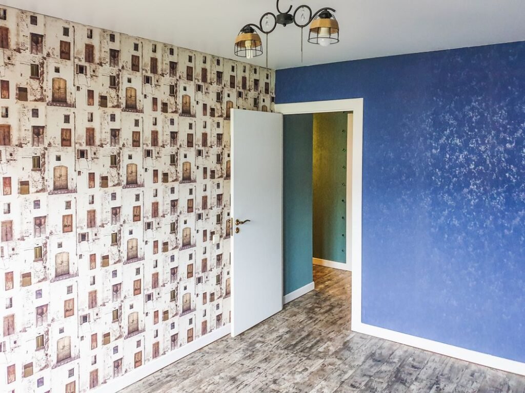 Chambre avec un pan de mur en papier peint à motifs
