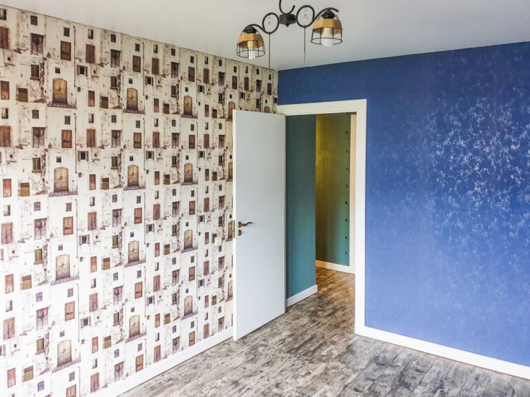 Chambre avec un pan de mur en papier peint à motifs