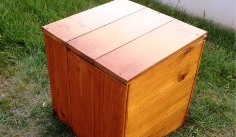 Composteur en bois fait maison terminé, posé dans un jardin