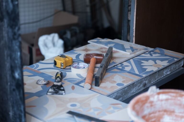 Outils et carreaux prêts sur un chantier avant la pose de carrelage