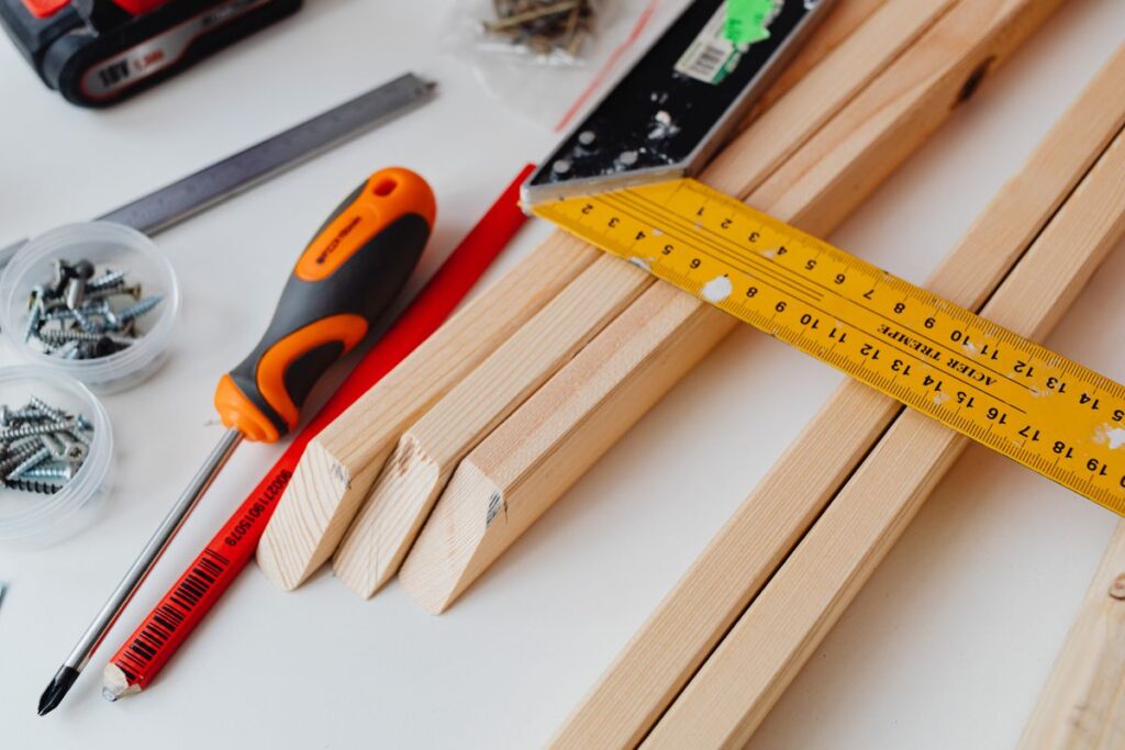 Outils, vis et tasseaux de bois nécessaires pour fabriquer un composteur