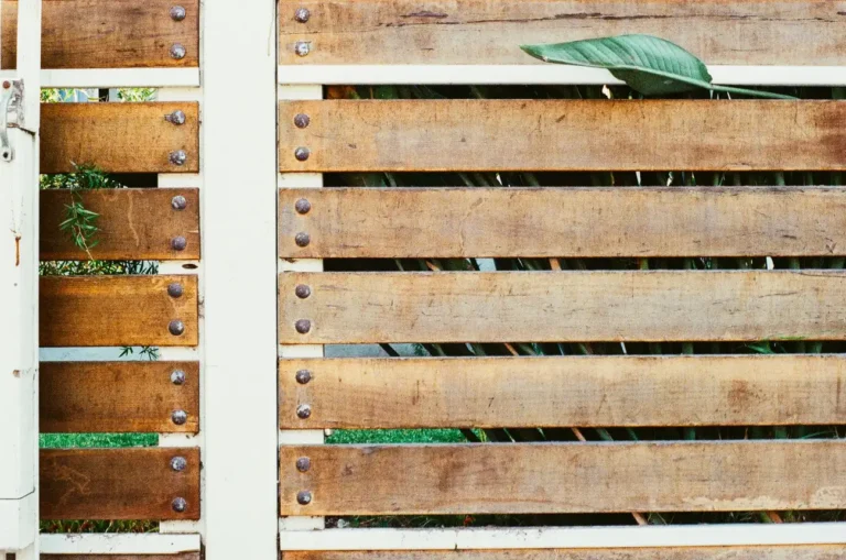 Panneau en bois installé en clôture de jardin sans plot béton