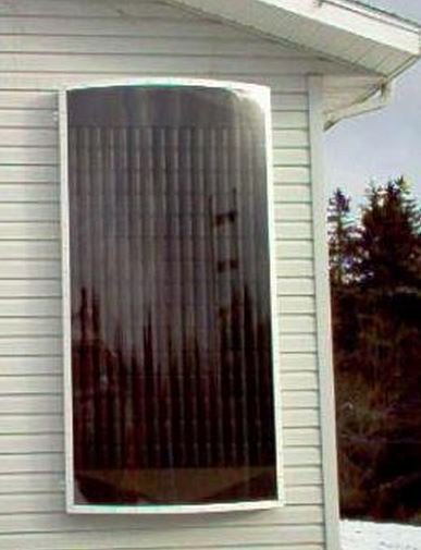 Panneau solaire thermique fait maison installé sur un mur de maison
