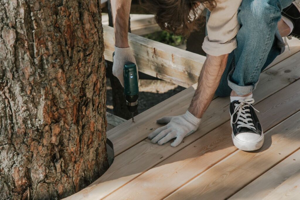 Perçage de planches en bois pour l'assemblage d'un composteur