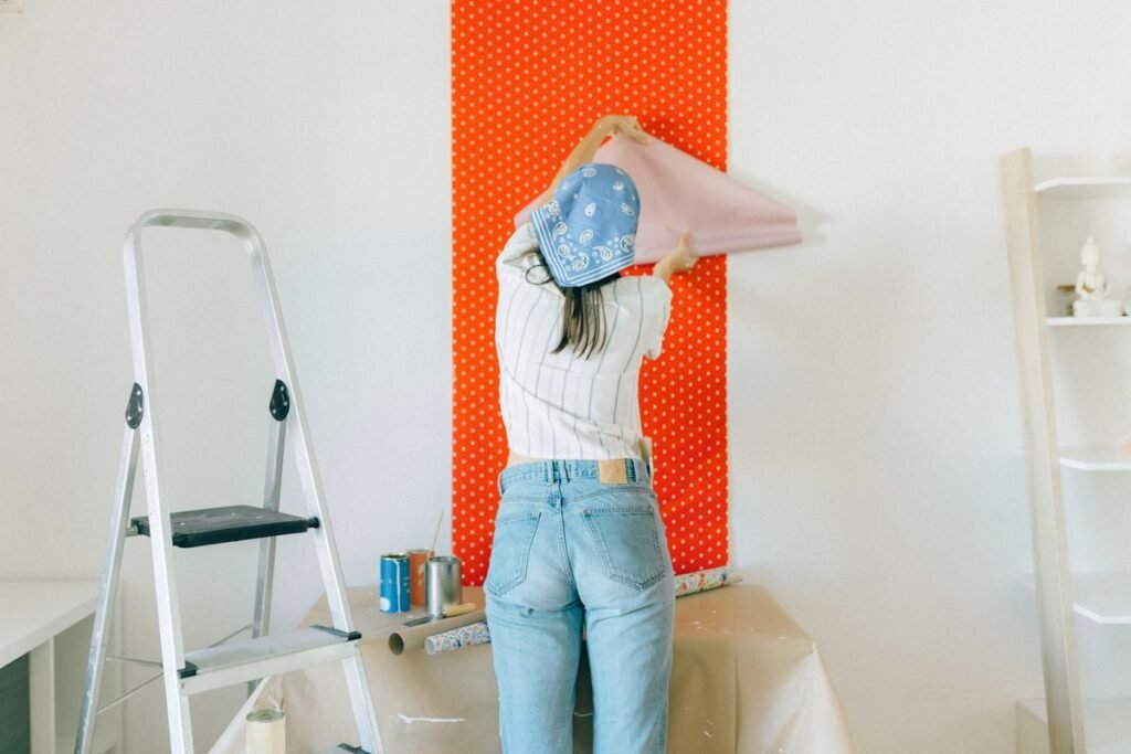 Pose de papier peint sur un mur avec de la colle maison