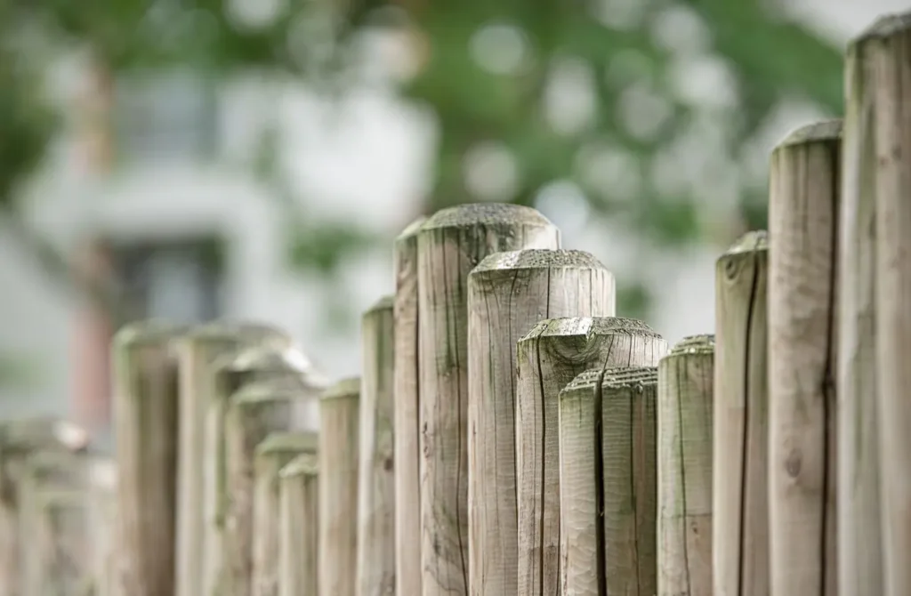 Poteau en bois de clôture fixé sans scellement béton