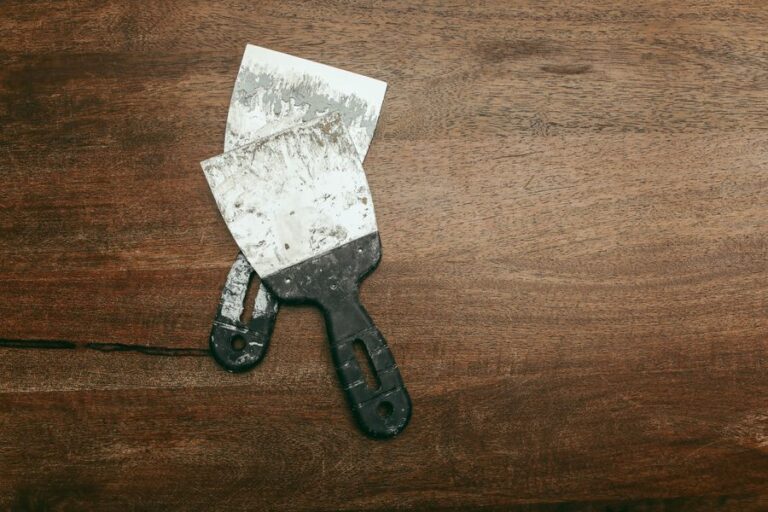 Spatules et outils de pose d'enduit rangés après un chantier