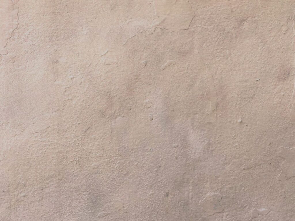 Gros plan sur la texture d'un enduit de lissage appliqué sur un mur