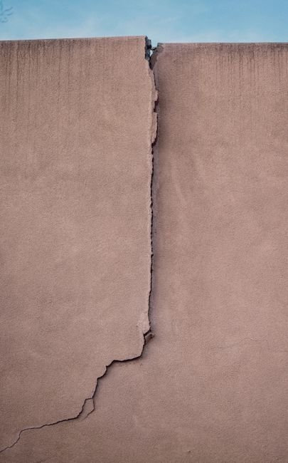 Fissure verticale sur un mur en béton extérieur