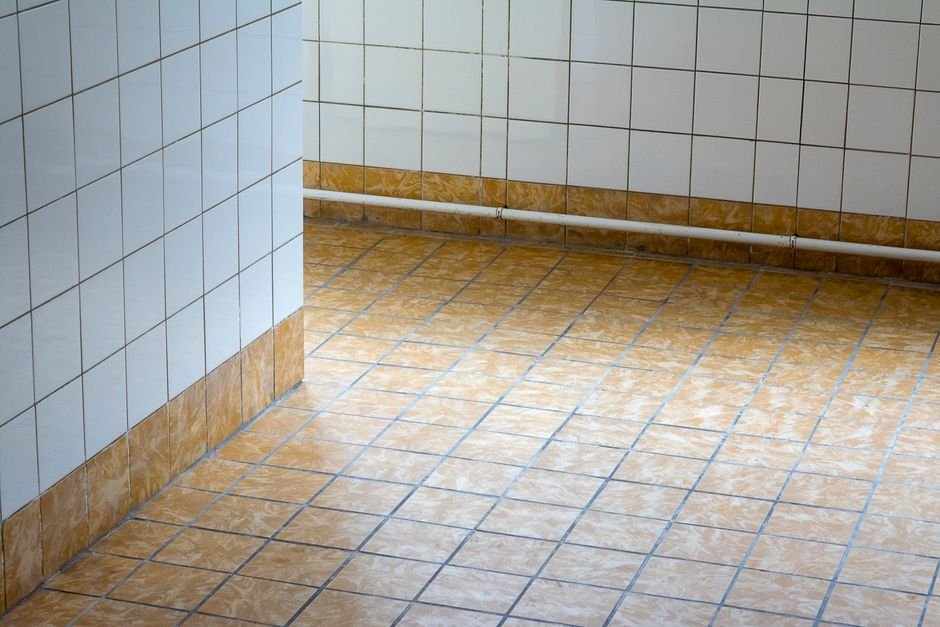 Sol et murs carrelés propres