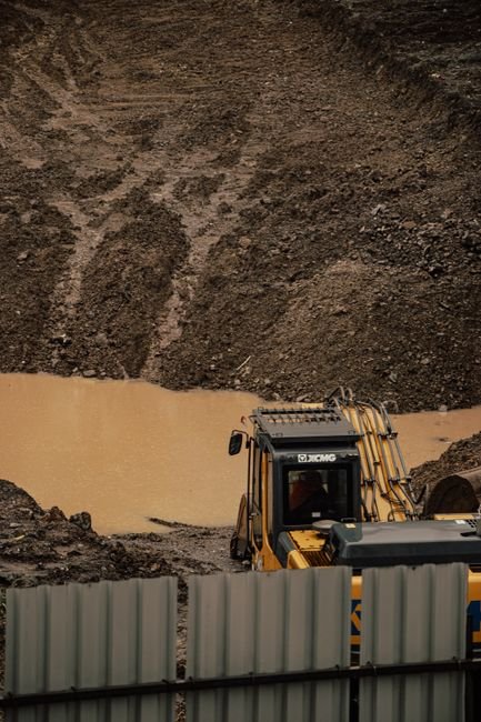Excavatrice creusant une tranchée