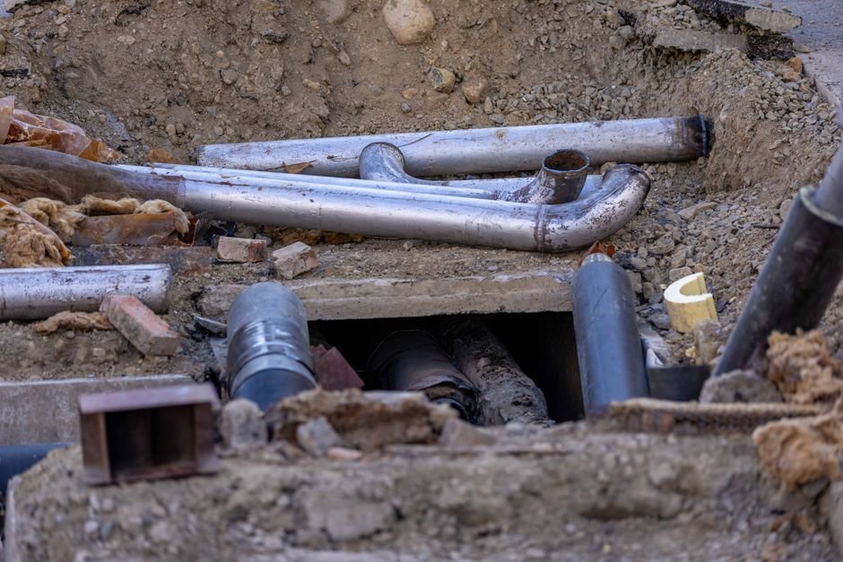 Installation de canalisations enterrées sur un chantier