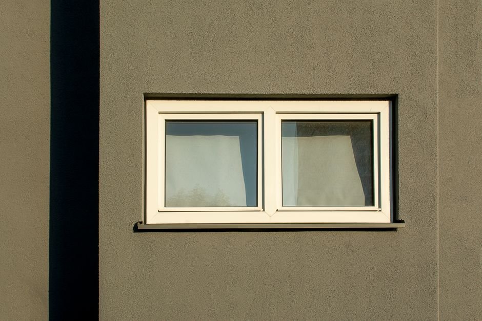 Fenêtre blanche en PVC sur mur clair