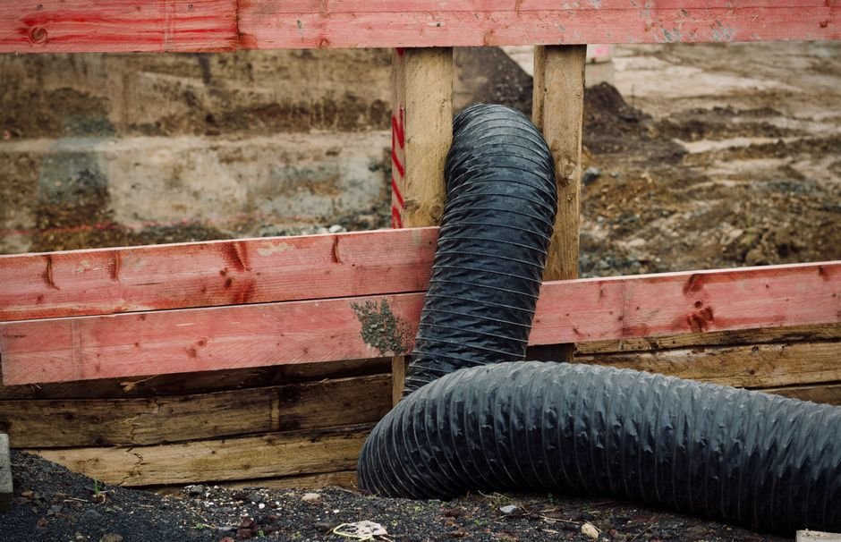 Gaine flexible noire sur un chantier