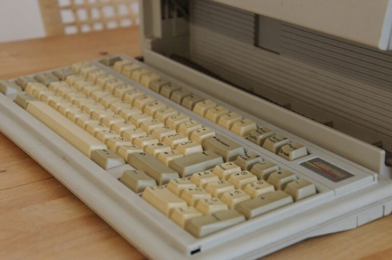 Clavier vintage aux touches en plastique jauni