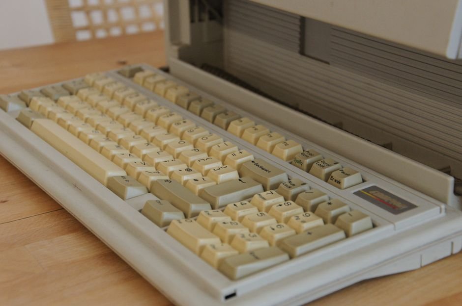Clavier vintage aux touches en plastique jauni