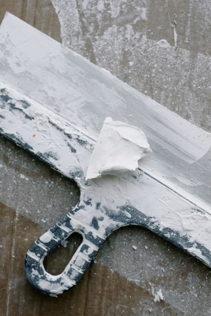 Spatule couverte d'enduit de rebouchage