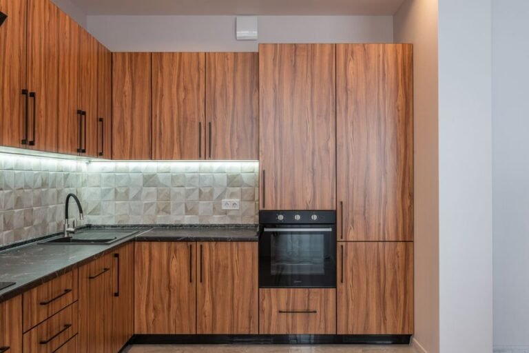 Cuisine avec armoires en bois et portes de placard