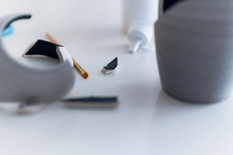 Réparation d'un objet en plastique cassé avec de la colle