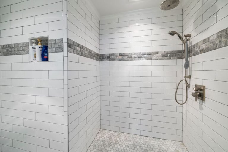 Salle de bain avec joints de carrelage et silicone