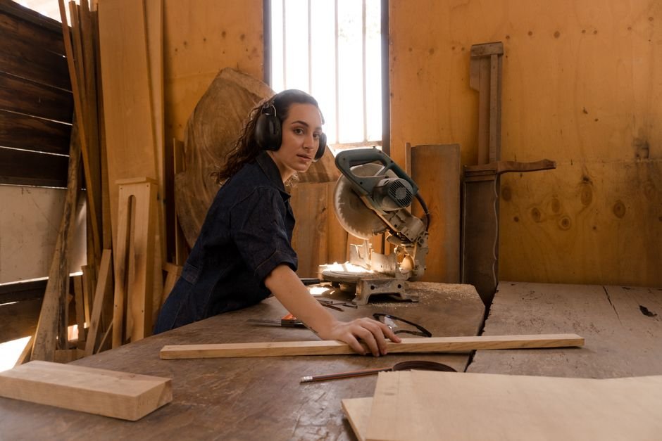 Utilisation d'une scie à onglet dans un atelier