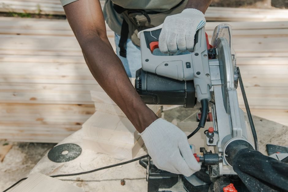 Scie à onglet électrique en cours d'utilisation