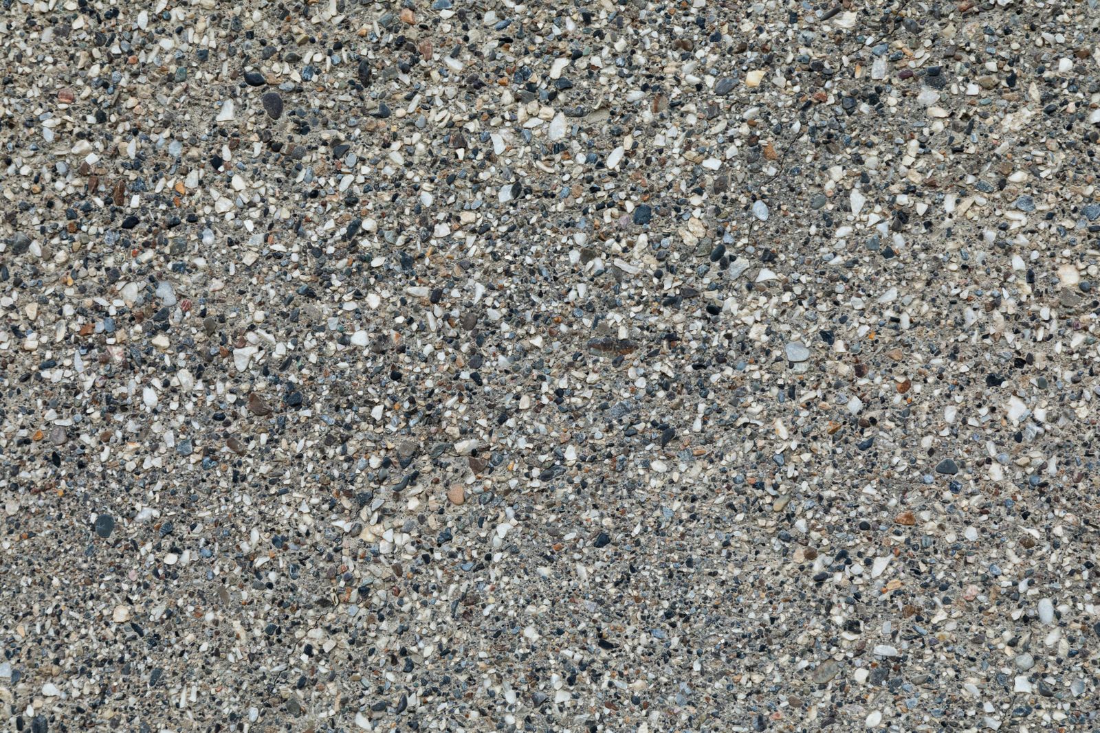 Béton désactivé aux gravillons fins, vu de près