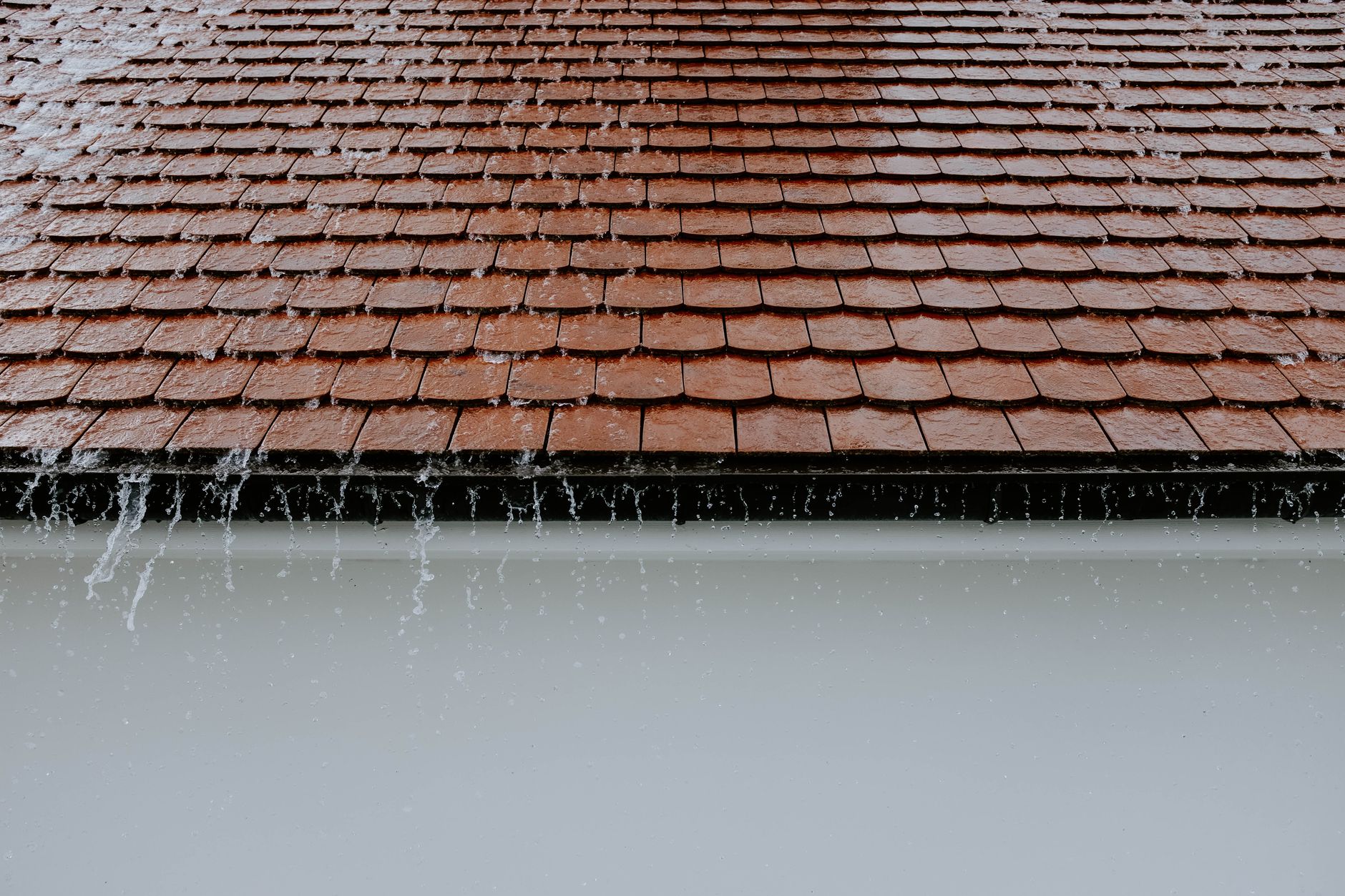 Pluie qui ruisselle sur des tuiles de toit