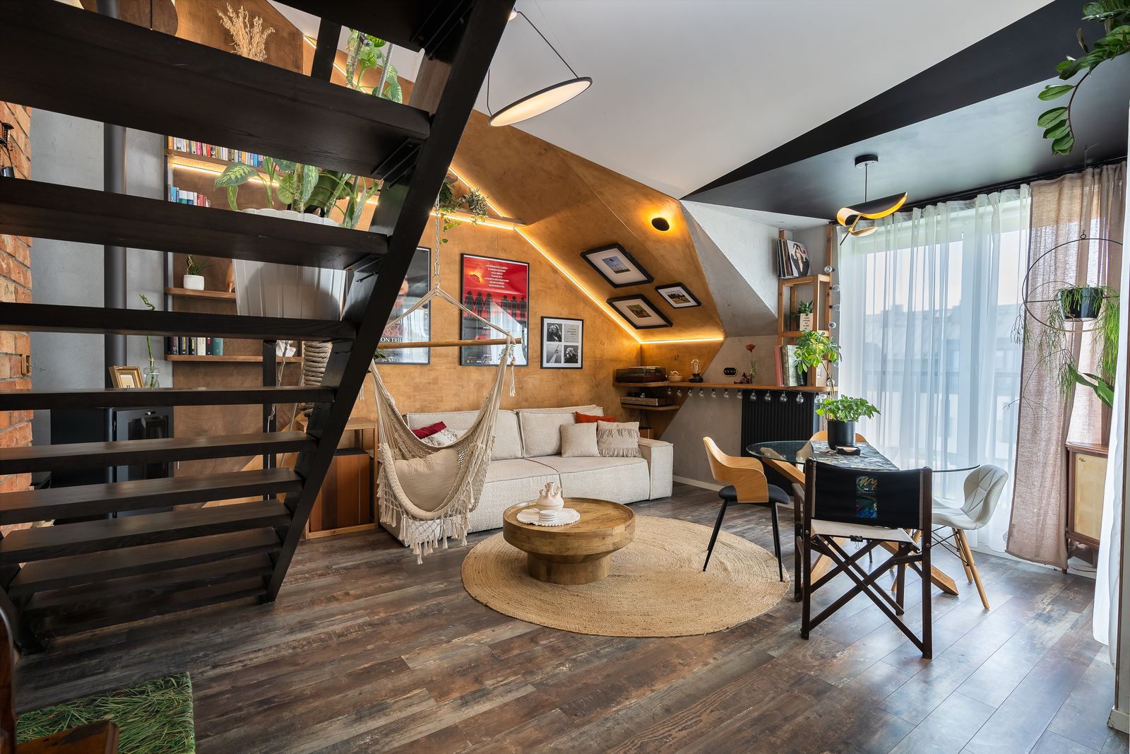 Escalier ouvert menant à une mezzanine dans un loft