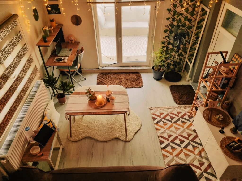 Petit bureau en bois installé dans un coin de salon