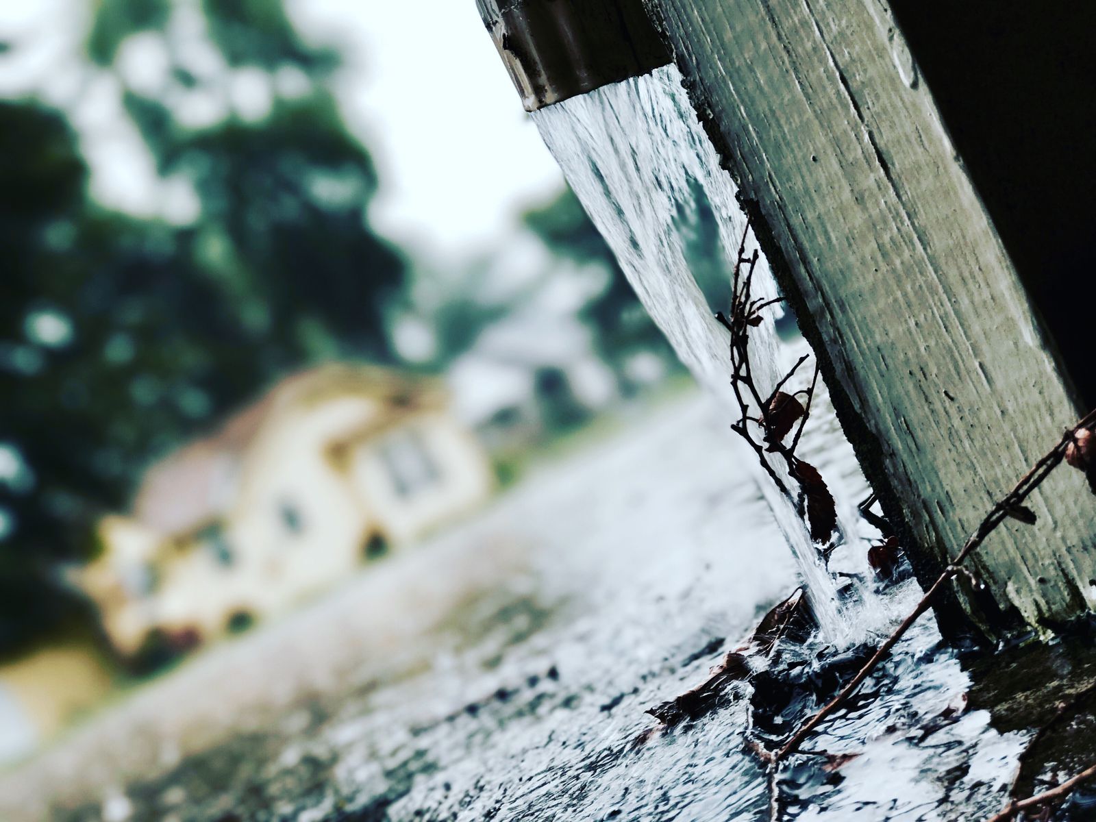 Eau de pluie qui s’écoule d’une gouttière
