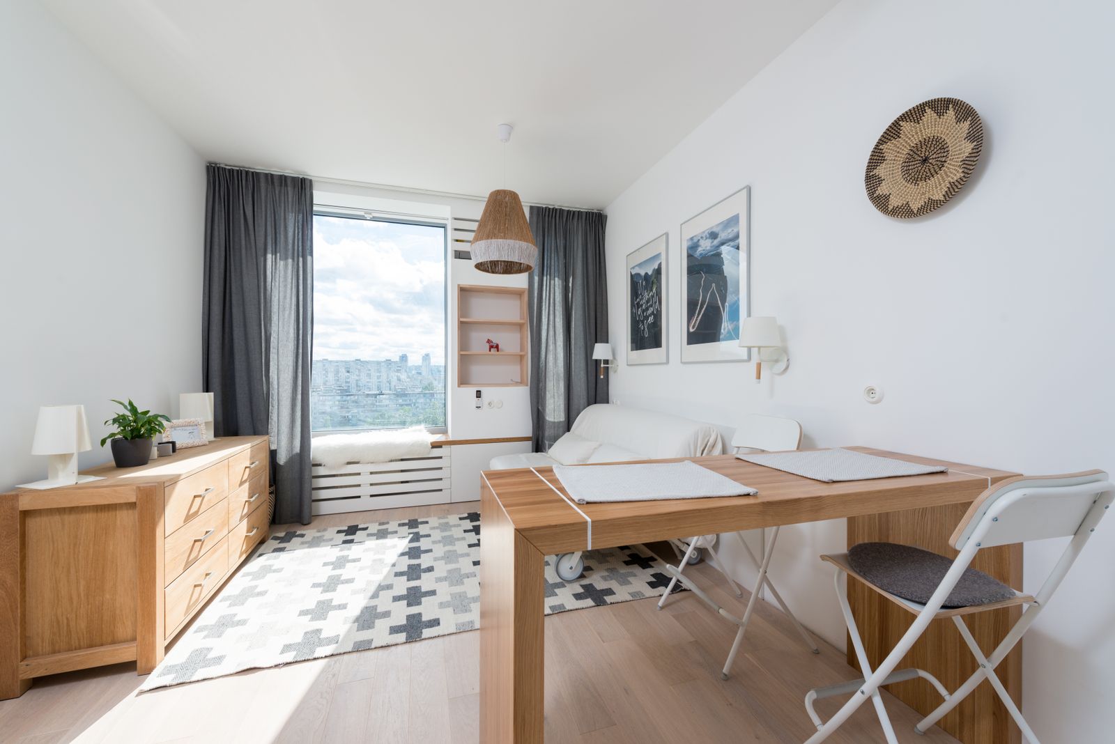 Table sous la fenêtre d’une petite pièce claire