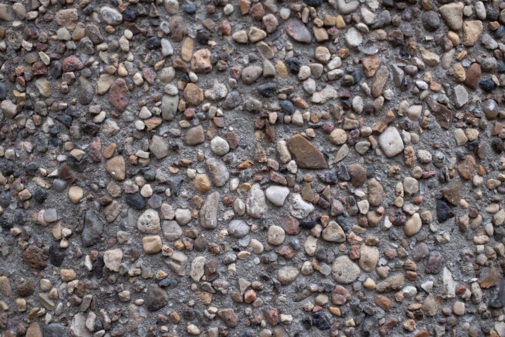 Surface de béton désactivé aux galets apparents