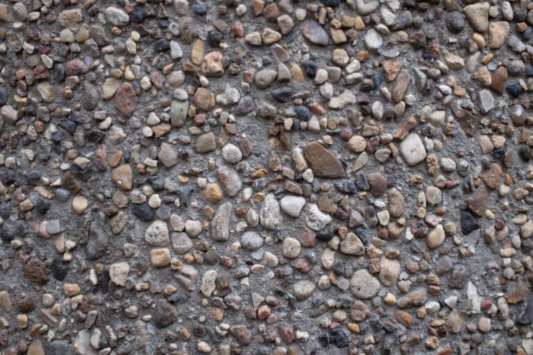 Surface de béton désactivé aux galets apparents