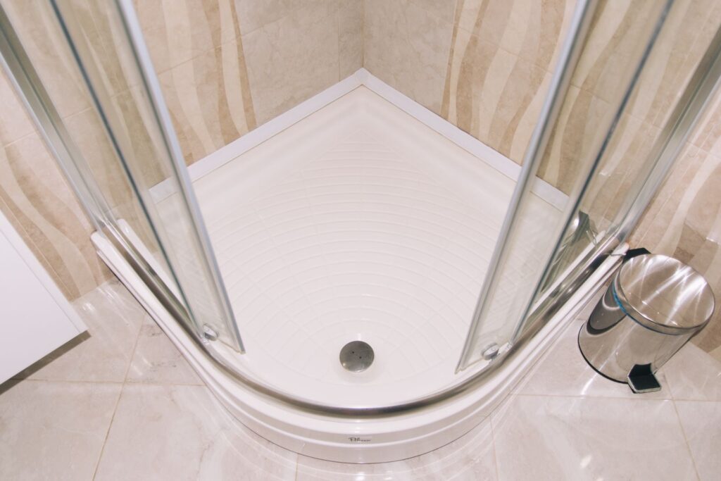 Receveur de douche d'angle avec bonde