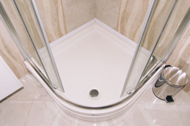Receveur de douche d'angle avec bonde