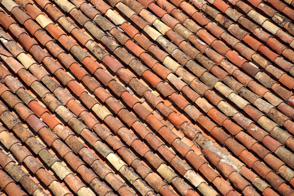 Tuiles en terre cuite sur un pan de toiture